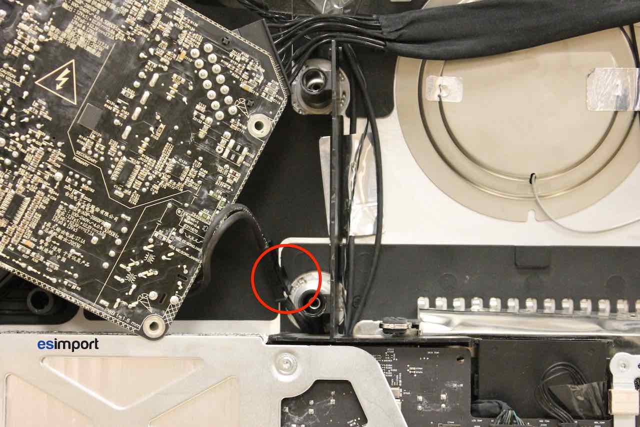 Démontage carte graphique sur iMac A1311 21.5″ mi 2009