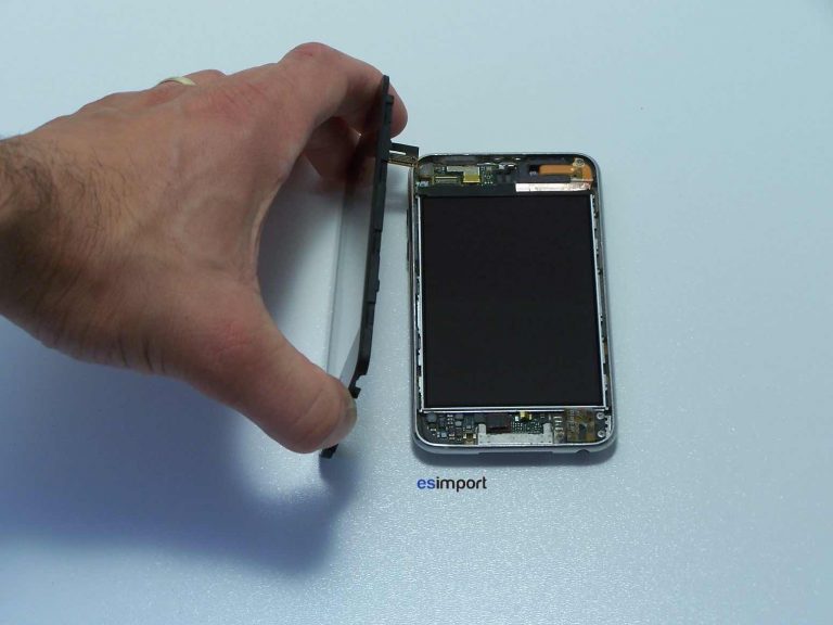 Démontage de l’écran tactile sur un iPod Touch 3