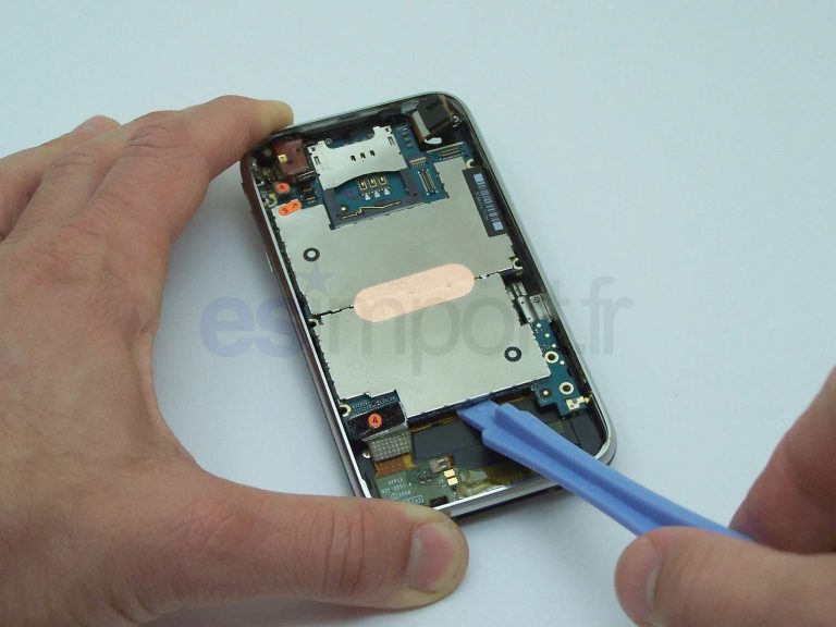 Démontage et remontage de la carte-mère sur un iPhone 3GS