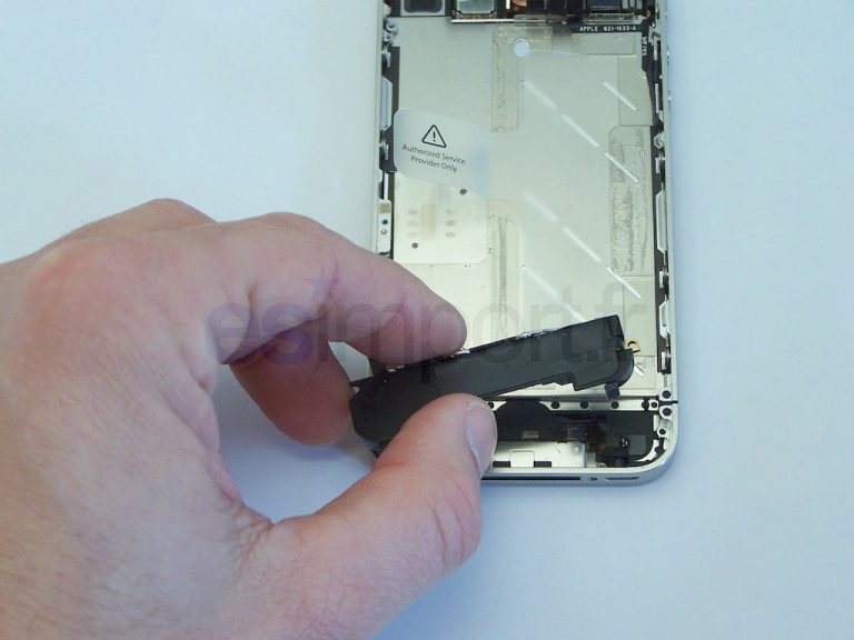 Remplacement du bloc haut-parleur/antenne GSM sur un iPhone 4