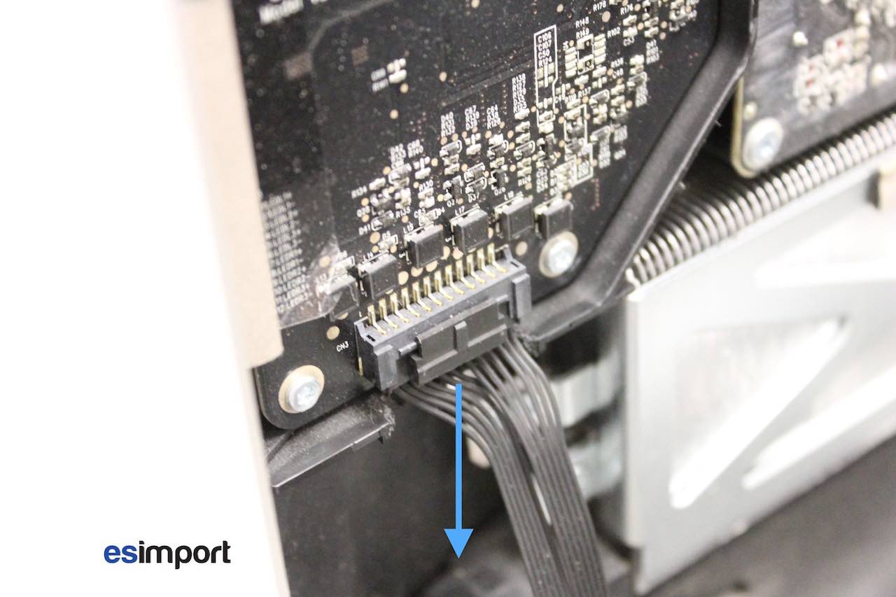 Changement disque dur sur iMac 27 A1312 2010 Posted on10 septembre 2016AuthorTeam EsimportModifier  Ce tutoriel vous guidera pas à pas pour changer le disque dur sur iMac 27 A1312 2010  Outils nécessaires :  Tournevis torx 9 Ventouses Rappel: avant toute intervention, se décharger de toute électricité statique, débrancher l’alimentation secteur et la batterie. L’ouverture d’un matériel Apple annule la garantie constructeur, et s’effectue sous la seule responsabilité de l’intervenant.  La surface vitrée d’un iMac 2010 27 pouces est simplement maintenue de façon magnétique sur le châssis de l’iMac. Il suffit de poser deux ventouses pro, puis de tirer vers soi légèrement de façon concomitante. La vitre devrait venir toute seule:   Débrancher le connecteur SYNC:   Déconnecter le connecteur de l’alimentation du rétro-éclairage:   Retirer ensuite le connecteur principal vidéo LVDS (pour ce faire, appuyer d’abord sur les parties latérales):   Détail du connecteur LVDS: appuyer sur les parties latérales afin de libérer le connecteur de la carte-mère:   Sortir le câble de la sonde de température:   Retrait du disque dur sur iMac 27 A1312 2010 Déconnecter les 2 câbles SATA du disque dur, ainsi que le câble de la sonde de température:   Il est désormais possible de dévisser à l’aide d’un tournevis TORX 9 la platine du disque dur:   Faire basculer le disque dur vers soir, puis le déposer entièrement de l’iMac:   Dévisser les 2 vis de maintien. celles-ci seront remontés sur le nouveau disque dur:   Opérer de même sur la platine située de l’autre côté:   L’opération détaillée ci-dessous décrit le remplacement du disque dur Seagate 1To par un disque de même marque, en réutilisant le câble de la sonde de température interne du disque dur. Il est bien sûr possible de monter un disque dur de marque différente, il faudra alors modifier le câble (voir notre autre tutoriel sur la modification de câble disque dur)  le câble spécifique Seagate se présente sous une forme rectangulaire 4 connecteurs, dont seuls deux sont utilisés, muni d’un détrompeur permet d’interdire un mauvais branchement:   Il suffit de remplacer le disque dur d’origine Seagate par un disque de même marque équipé du même connecteur:   Avant de procéder au remontage définitif, il faudra procéder à plusieurs essais, le tout dans un environnement calme et en tendant bien l’oreille:  1. attention à ne surtout pas toucher le bloc alimentation sous peine de « châtaigne » 2. remonter le disque dur avec le câble de température branché 3. mettre l’iMac sous tension 4. tendre l’oreille, et repérer la vitesse de rotation du ventilateur du disque dur (celui-ci est situé sous le disque dur) 5. débrancher le câble de la sonde de température – le ventilateur devrait s’emballer progressivement 7. rebrancher le câble de la sonde de température – le ventilateur devrait se calmer 8. une fois la certitude acquise que la sonde est bien branchée, procéder au remontage final