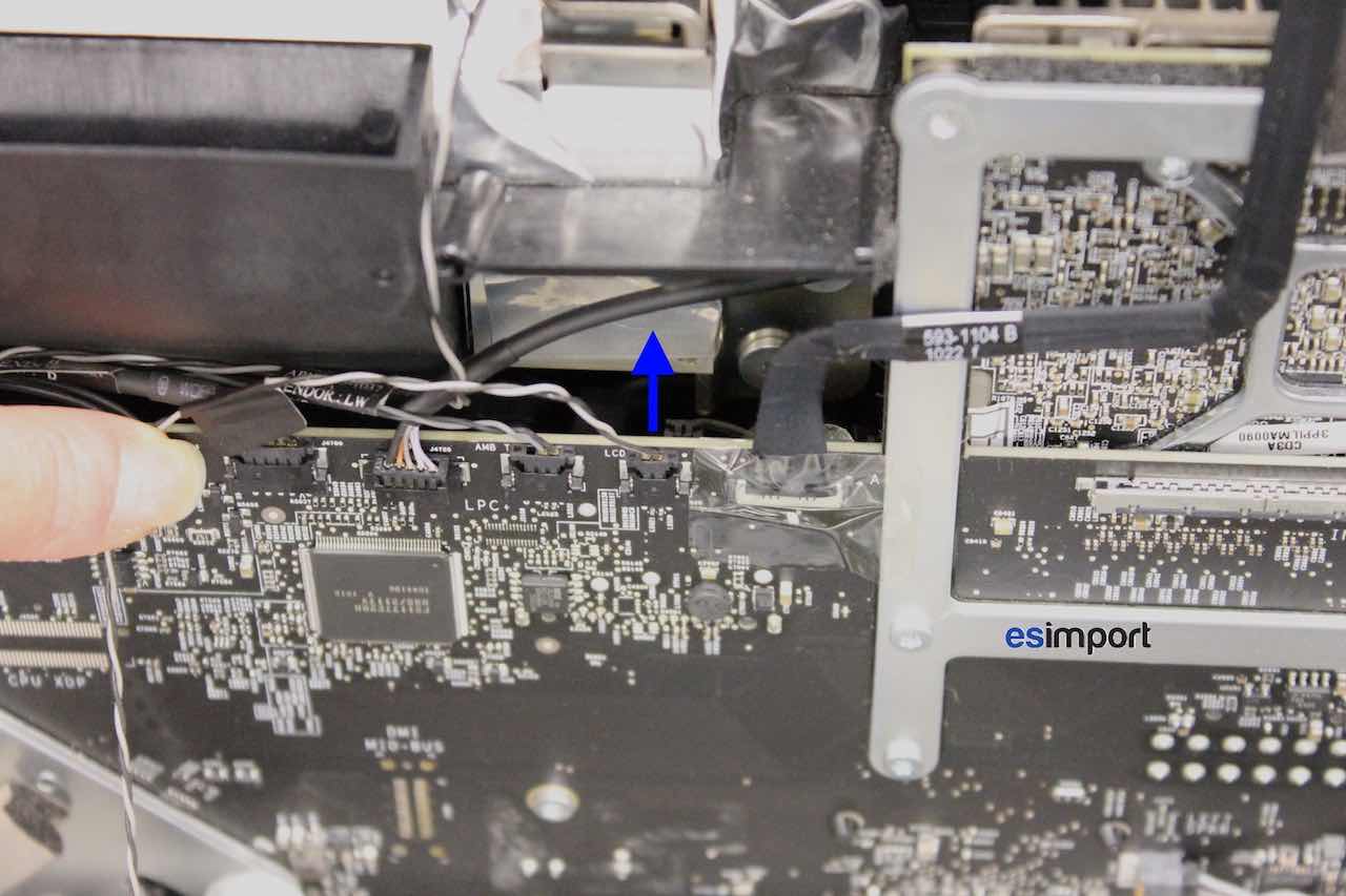 Changement disque dur sur iMac 27 A1312 2010 Posted on10 septembre 2016AuthorTeam EsimportModifier  Ce tutoriel vous guidera pas à pas pour changer le disque dur sur iMac 27 A1312 2010  Outils nécessaires :  Tournevis torx 9 Ventouses Rappel: avant toute intervention, se décharger de toute électricité statique, débrancher l’alimentation secteur et la batterie. L’ouverture d’un matériel Apple annule la garantie constructeur, et s’effectue sous la seule responsabilité de l’intervenant.  La surface vitrée d’un iMac 2010 27 pouces est simplement maintenue de façon magnétique sur le châssis de l’iMac. Il suffit de poser deux ventouses pro, puis de tirer vers soi légèrement de façon concomitante. La vitre devrait venir toute seule:   Débrancher le connecteur SYNC:   Déconnecter le connecteur de l’alimentation du rétro-éclairage:   Retirer ensuite le connecteur principal vidéo LVDS (pour ce faire, appuyer d’abord sur les parties latérales):   Détail du connecteur LVDS: appuyer sur les parties latérales afin de libérer le connecteur de la carte-mère:   Sortir le câble de la sonde de température:   Retrait du disque dur sur iMac 27 A1312 2010 Déconnecter les 2 câbles SATA du disque dur, ainsi que le câble de la sonde de température:   Il est désormais possible de dévisser à l’aide d’un tournevis TORX 9 la platine du disque dur:   Faire basculer le disque dur vers soir, puis le déposer entièrement de l’iMac:   Dévisser les 2 vis de maintien. celles-ci seront remontés sur le nouveau disque dur:   Opérer de même sur la platine située de l’autre côté:   L’opération détaillée ci-dessous décrit le remplacement du disque dur Seagate 1To par un disque de même marque, en réutilisant le câble de la sonde de température interne du disque dur. Il est bien sûr possible de monter un disque dur de marque différente, il faudra alors modifier le câble (voir notre autre tutoriel sur la modification de câble disque dur)  le câble spécifique Seagate se présente sous une forme rectangulaire 4 connecteurs, dont seuls deux sont utilisés, muni d’un détrompeur permet d’interdire un mauvais branchement:   Il suffit de remplacer le disque dur d’origine Seagate par un disque de même marque équipé du même connecteur:   Avant de procéder au remontage définitif, il faudra procéder à plusieurs essais, le tout dans un environnement calme et en tendant bien l’oreille:  1. attention à ne surtout pas toucher le bloc alimentation sous peine de « châtaigne » 2. remonter le disque dur avec le câble de température branché 3. mettre l’iMac sous tension 4. tendre l’oreille, et repérer la vitesse de rotation du ventilateur du disque dur (celui-ci est situé sous le disque dur) 5. débrancher le câble de la sonde de température – le ventilateur devrait s’emballer progressivement 7. rebrancher le câble de la sonde de température – le ventilateur devrait se calmer 8. une fois la certitude acquise que la sonde est bien branchée, procéder au remontage final