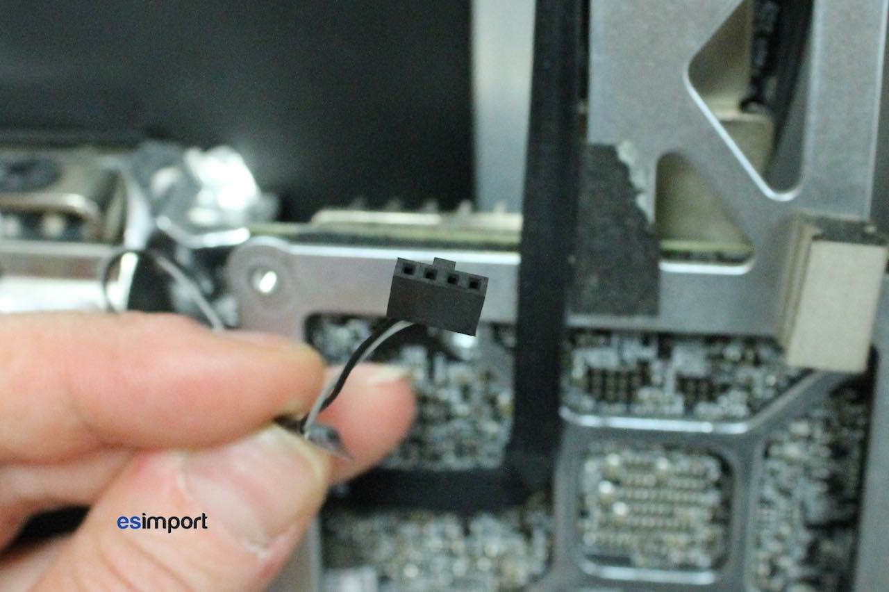 Ce tutoriel vous guidera pas à pas pour le changement disque dur sur imac 27″ A1312. Les disque durs internes étant des éléments mécaniques, donc faillibles, le changement est bien souvent nécessaire au bout de quelques années. Il est bien sûr possible de le faire effectuer au sein du réseau officiel Apple. Mais cela reste très coûteux notamment pour une capacité identique à la capacité du disque dur d’origine. Reste alors la solution de monter un disque dur du commerce. La subtilité étant le point concernant le capteur de température pouvant provoquer un affolement désagréable du ventilateur. Sur les iMac 27″ fin 2009, la remontée de température se fait par l’intermédiaire de la sonde de température interne. Il existe un câble spécifique par fabricant de disque dur. Il est toujours préférable d’acheter un disque dur de même marque, afin de conserver le câble: Remplacer le disque d’origine par le nouveau disque, en branchant le câble de la sonde de température: Procéder ensuite au test ‘brancher’ – ‘débrancher’ . L’iMac sous tension, le disque démarré, écran LCD déposé, débrancher la sonde et bien tendre l’oreille: le ventilateur du disque dur (situé juste en dessous de ce dernier) devrait s’affoler progressivement. Rebrancher, le ventilateur devrait se calmer progressivement. Il se peut que ce montage ne rencontre pas le succès escompté, pour des raisons diverses (non compatibilité du firmware interne du disque dur ou de la sonde interne). La solution palliative est alors de shunter l’extrémité disque du câble de la sonde avec un pontage. L’autre extrémité restant bien sûr connectée sur la carte-mère. Le ventilateur est alors forcé au régime mini: Par cette dernière méthode, la remontée de la température ne se fait plus. Le disque dur reste en revanche raisonnablement refroidi par le régime mini. De plus, les autres capteurs présents dans l’iMac continuent à remplir leur rôle, et activeront les ventilateurs pour refroidir l’habitacle.